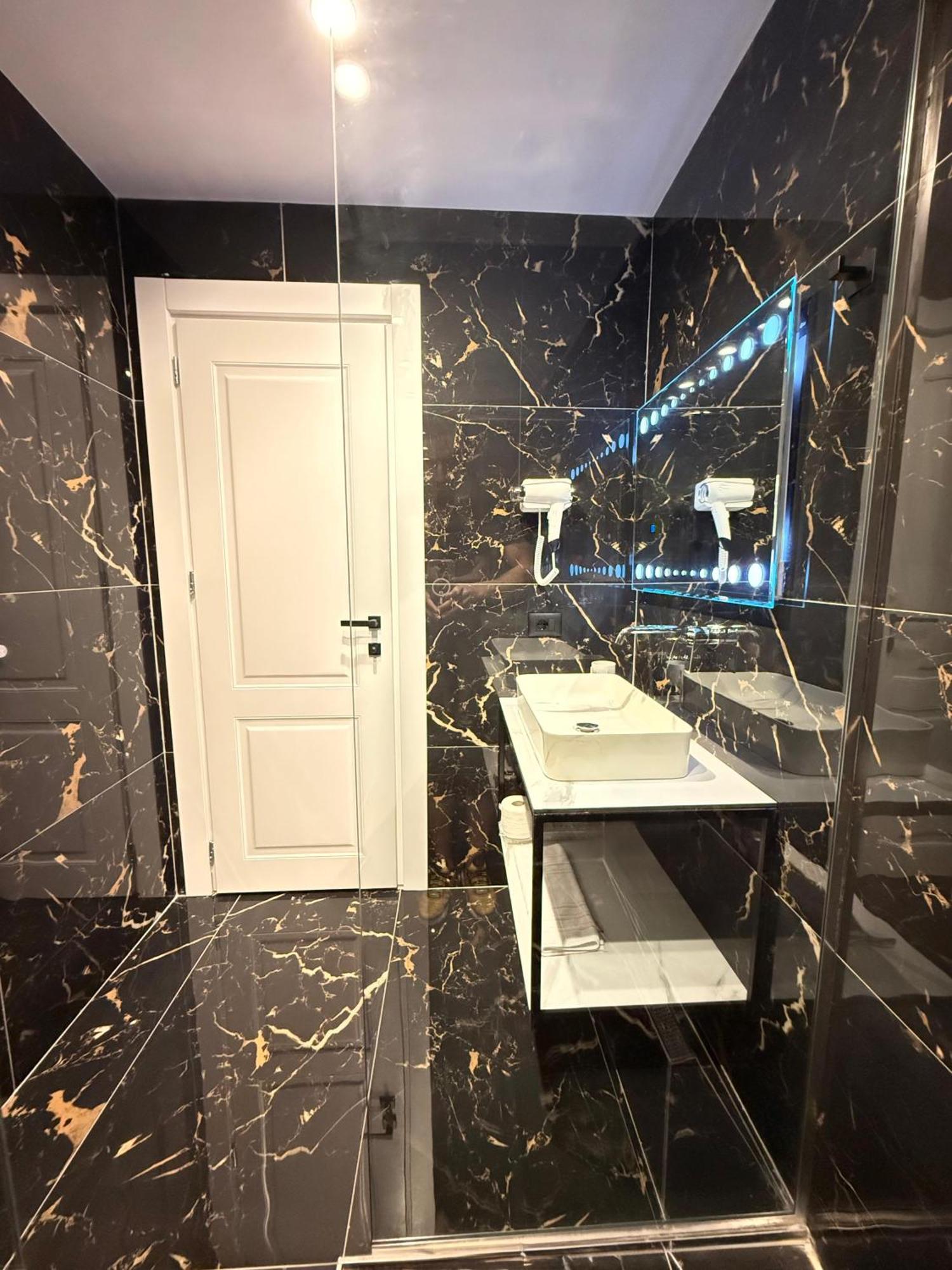 The Queen'S Lion Premium Hotel Saranda Extérieur photo